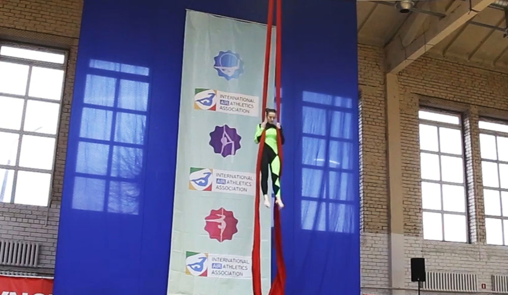 Гимнастка из Москвы сорвалась с высоты в Риге (видео)