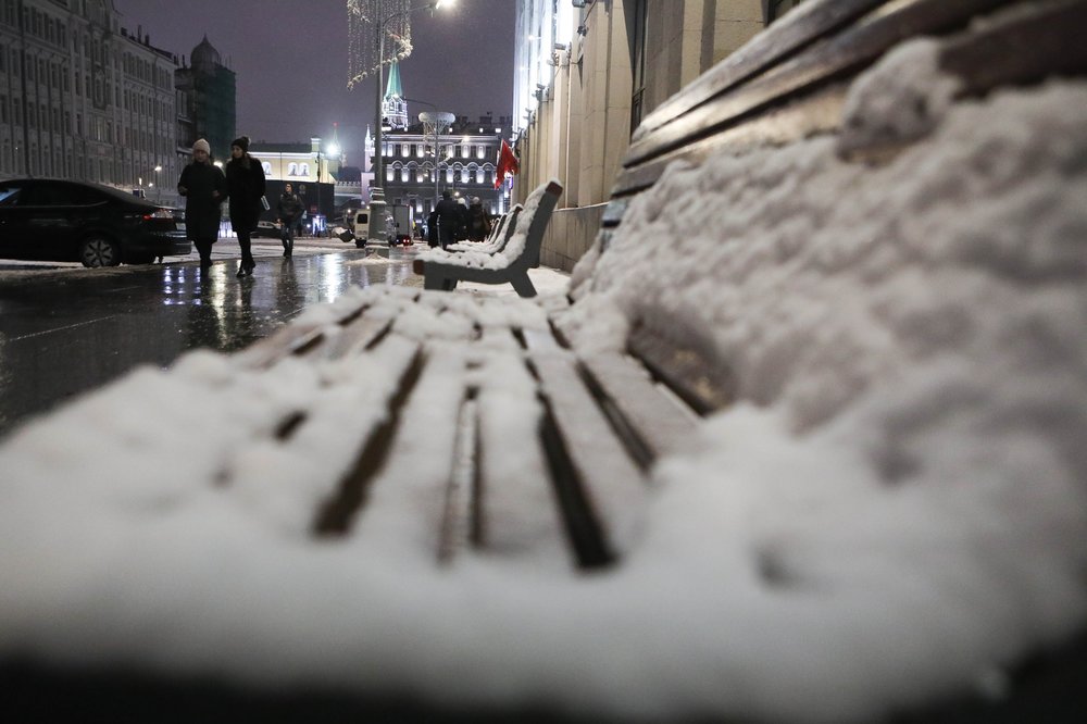 Уборка снега после метели в Москве