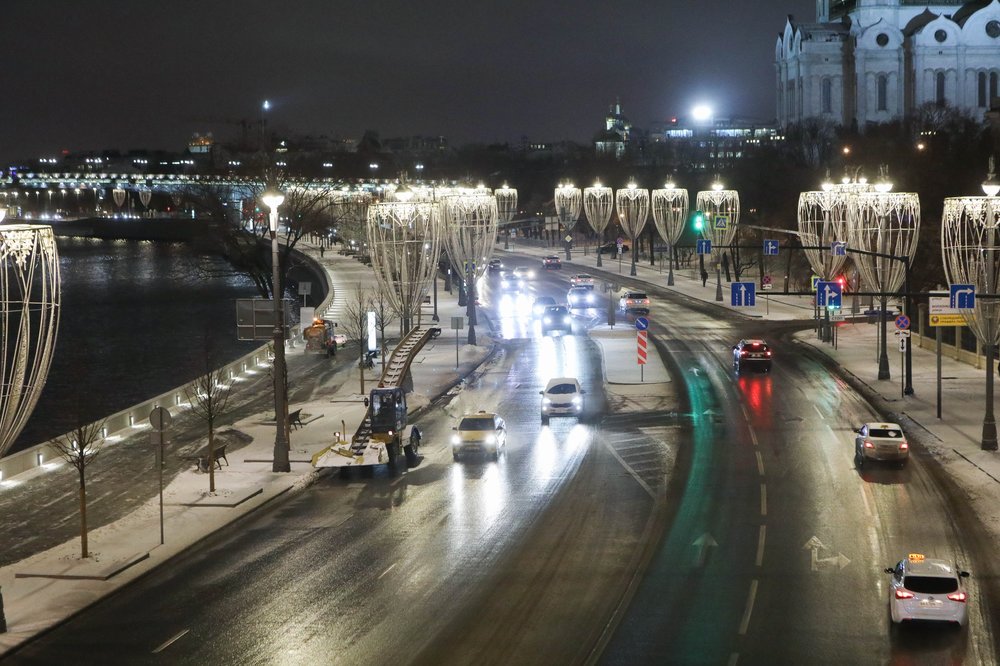 Уборка снега после метели в Москве