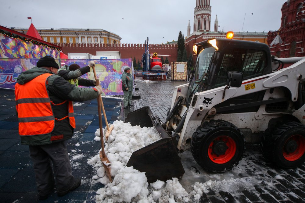 Уборка снега после метели в Москве