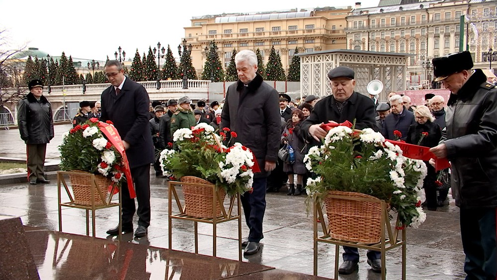 Сергей Собянин возлогает цветы к Могиле Неизвестного Солдата