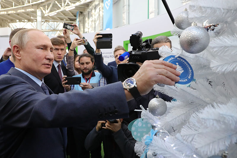Владимир Путин во время посещения площадки проведения форума "Доброволец России"