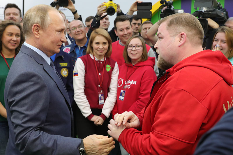 Владимир Путин во время встречи с участниками форума "Доброволец России"