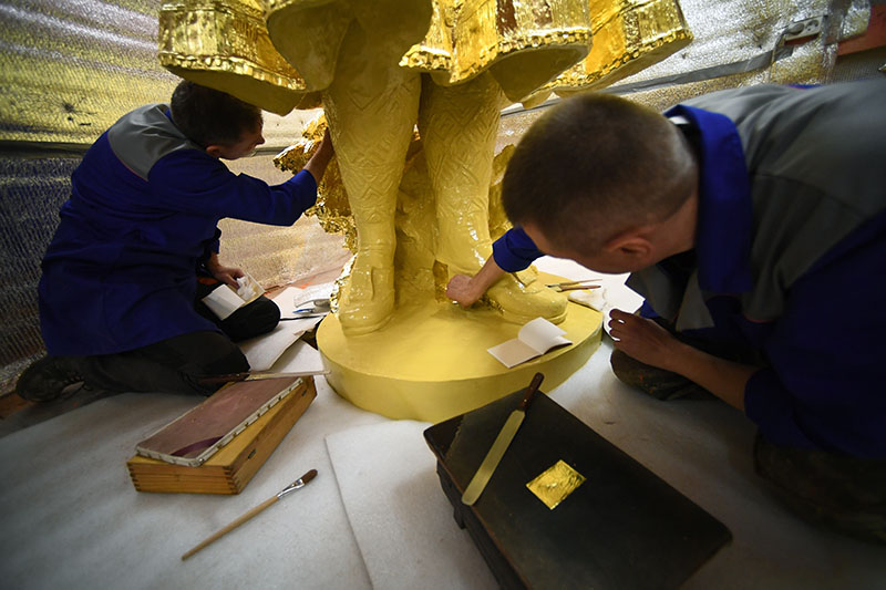 Рабочие реставрируют скульптуру девушки с фонтана "Дружба народов" в мастерской в Москве