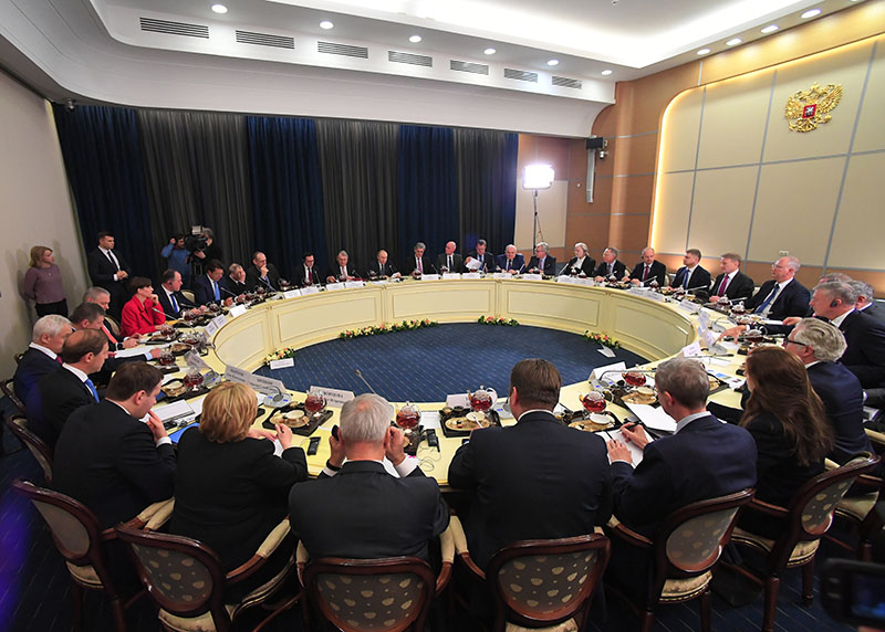 Владимир Путин во время встречи с представителями деловых кругов Германии