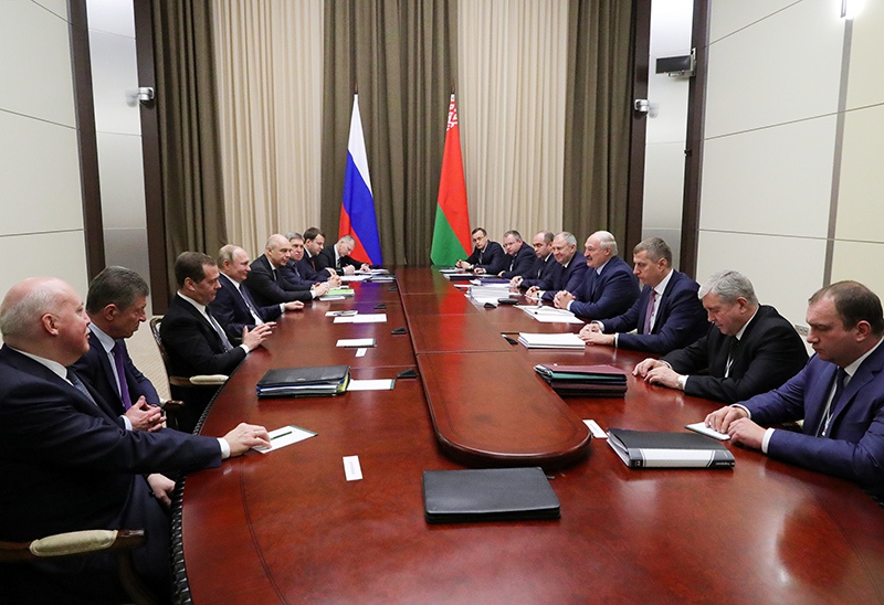 Владимир Путин и Дмитрий Медведев во время переговоров с президентом Белоруссии Александром Лукашенко