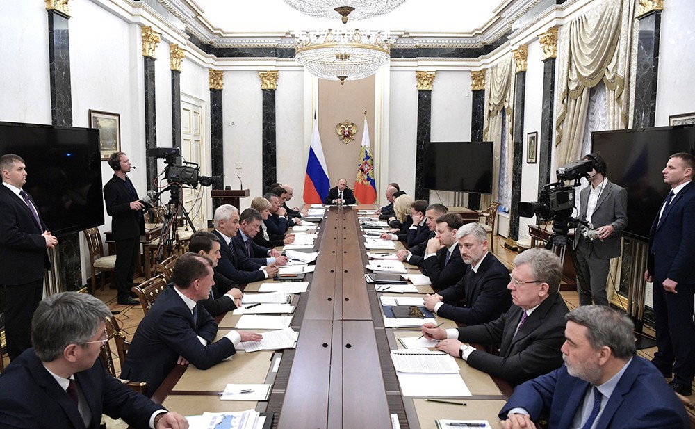 Владимир Путин на совещании с членами правительства