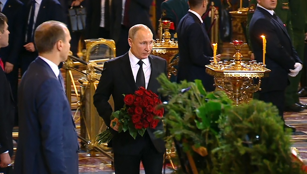 Владимир Путин на церемонии прощания с Юрием Лужковым