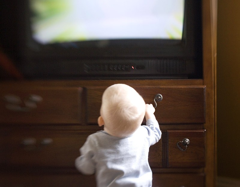 На группу упал телевизор. Малыш и телевизор. Телевизор падает на ребенка. Телевизор падает на ребенка видео. Падение телевизионных тумб на ребенка.