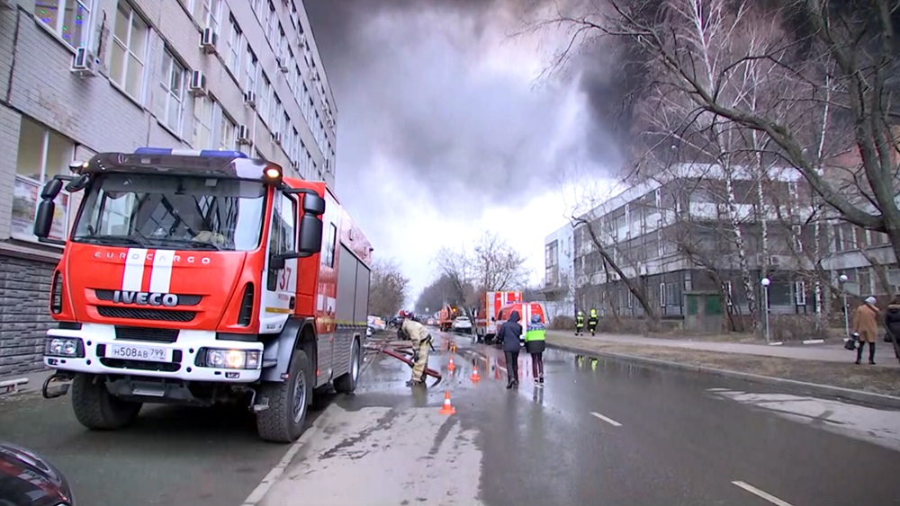 Пожарные на месте возгорания в Москве