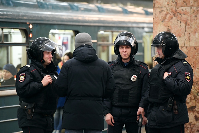Сотрудники полиции на станции московского метро