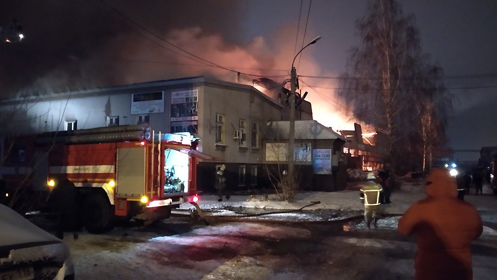 Пожар на складе мебели в Казани