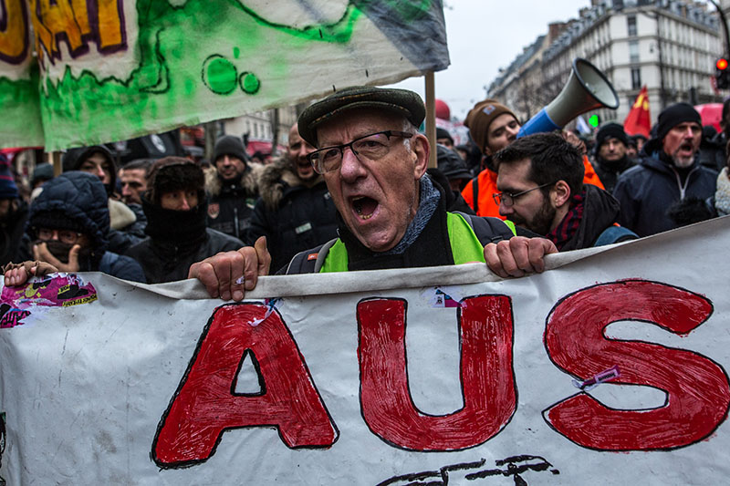 Демонстрация протеста против плана пенсионной реформы правительства в Париже 