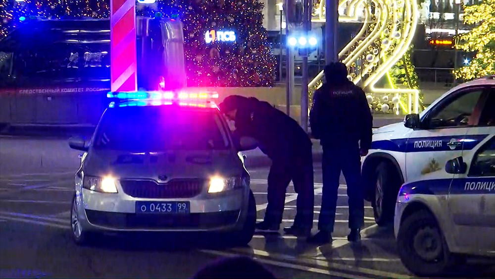Полицейские автомобили у здания ФСБ на Лубянской площади в Москве, где произошла стрельба
