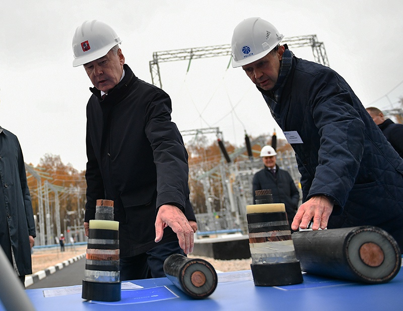 Сергей Собянин во время осмотра оборудования электростанции 