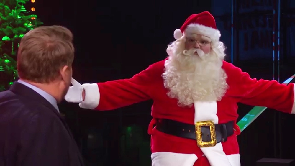 Не сердите Санта-Клауса! Разъяренный дед разгромил студию вечернего шоу