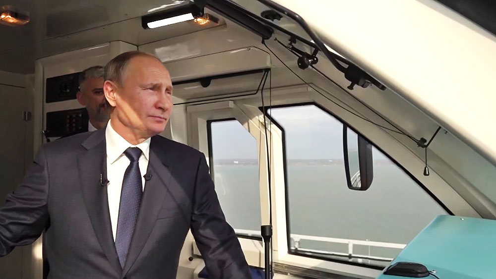 Владимир Путин в кабине поезда