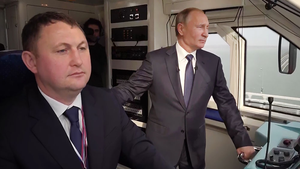 Владимир Путин в кабине поезда