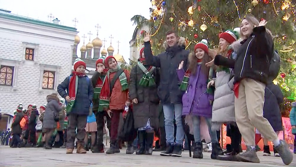Дети фотографируются у елки