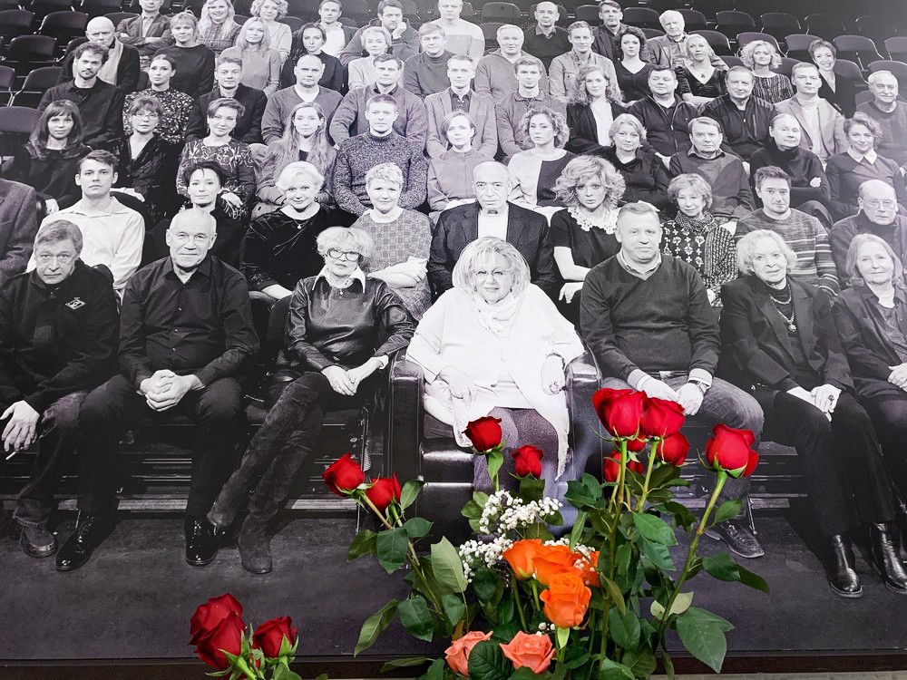 Цветы у фотографии труппы "Современника" в здании театра