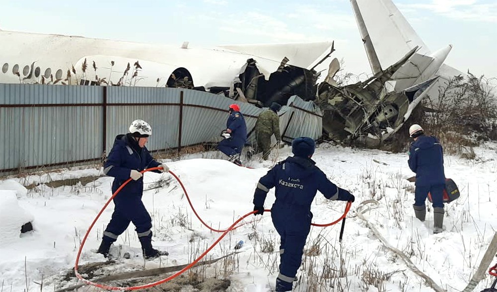 Последствия крушения самолета в Казахстане  