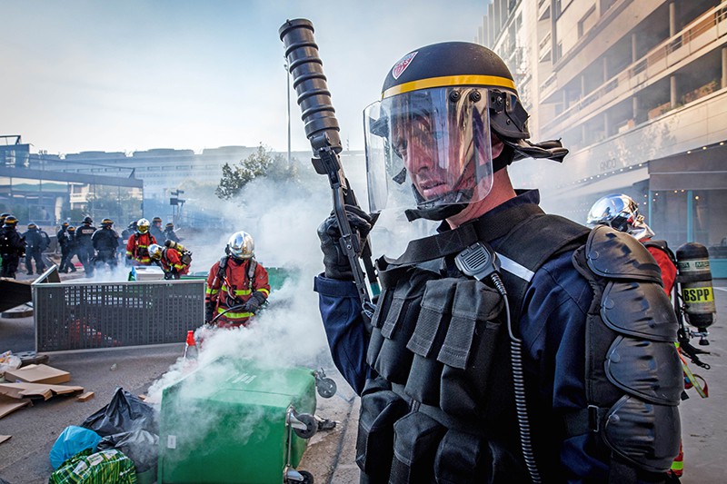 Полиция Франции во время уличных беспорядков