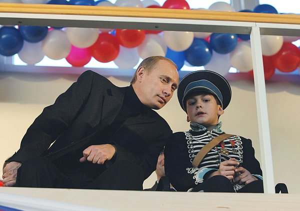 Президент России поздравил учеников и наставников детской школы верховой езды
