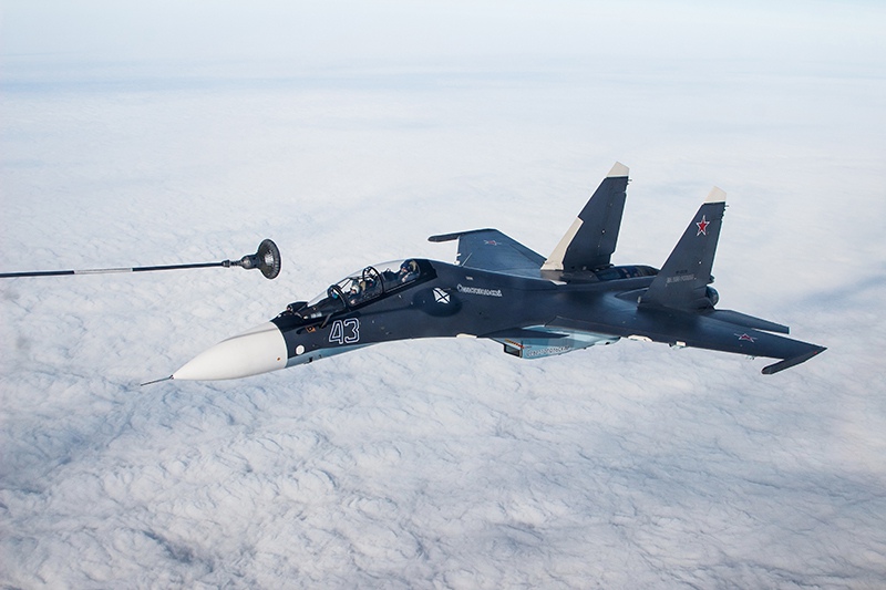 Дозаправка в воздухе истребителя Су-30СМ во время лётно-тактических учений морской авиации