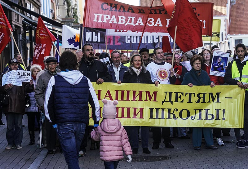 Участники марша в Риге в защиту русских школ в Латвии