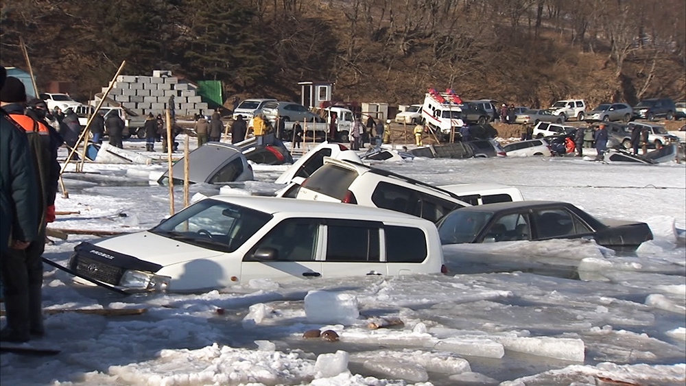 Во Владивостоке десятки машин провалились под лёд