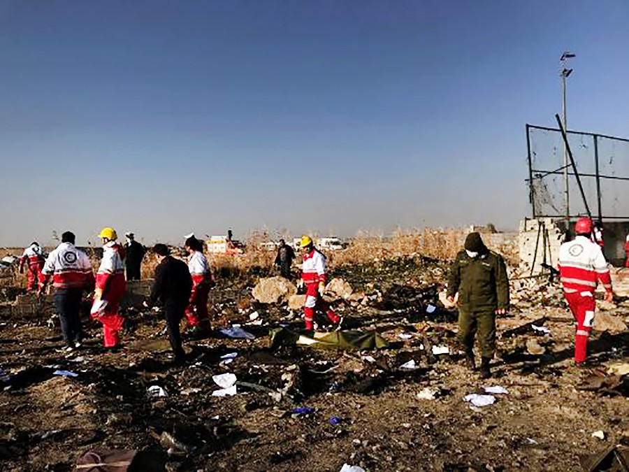 Место крушения самолета Boeing 737 "Международных авиалиний Украины" в Иране