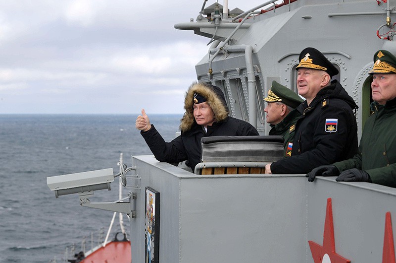 Владимир Путин наблюдает за ходом совместных учений Северного и Черноморского флотов в Черном море