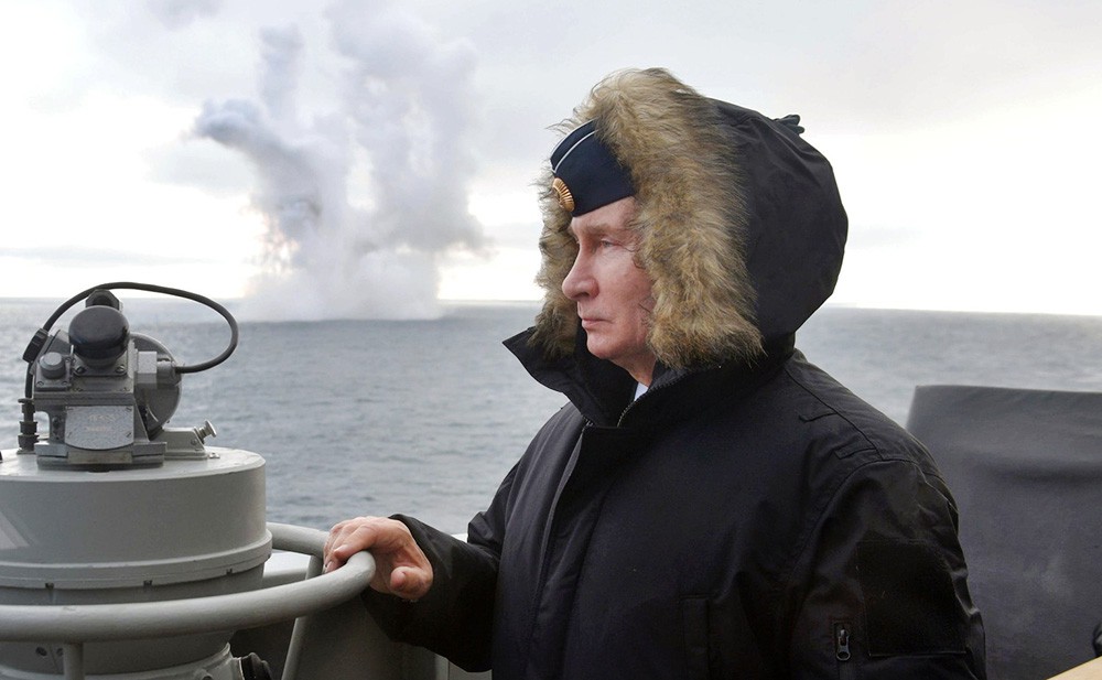 Владимир Путин во время военно-морских учений