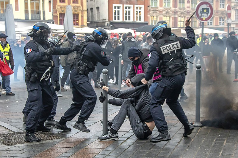 Полиция Франции задерживает протестующих