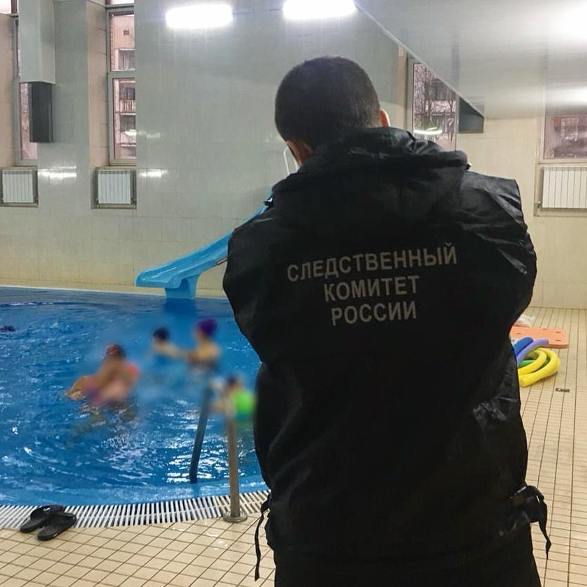 СК показал видео с тонущим мальчиком в бассейне под Петербургом