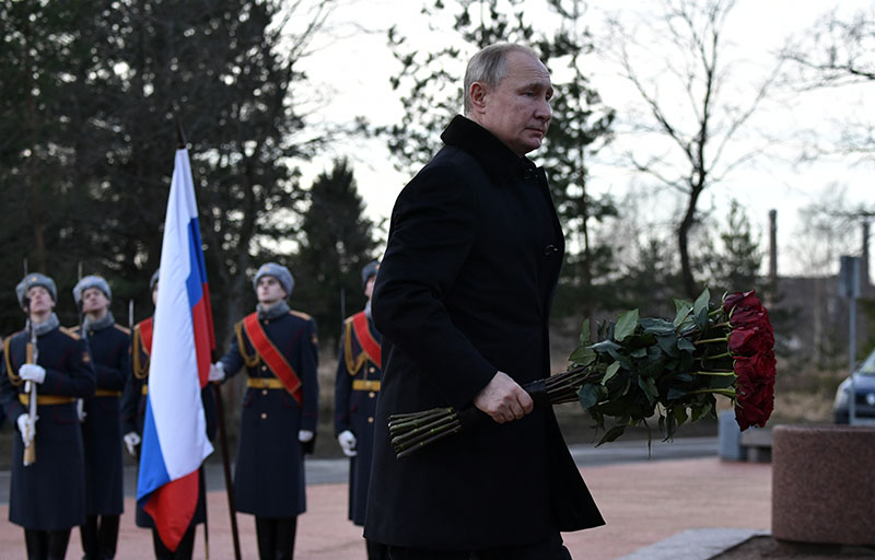 Владимир Путин на церемонии возложения цветов к монументу "Рубежный камень"