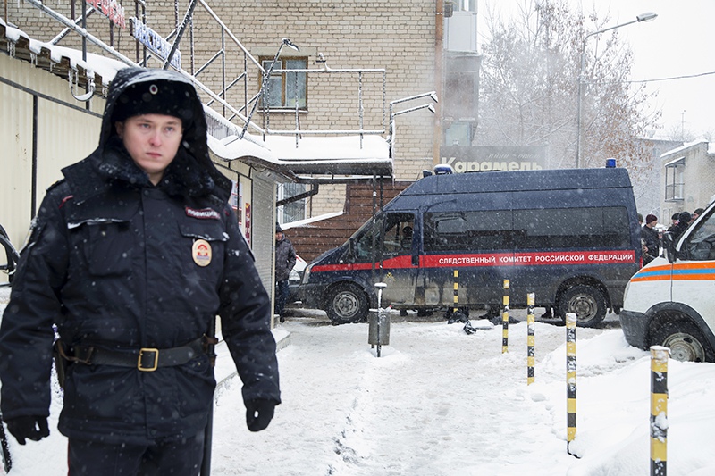Сотрудники правоохранительных органов РФ у мини-отеля "Карамель" в Перми