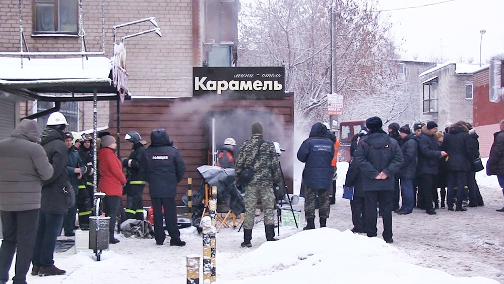 Экстренные службы у мини-отеля "Карамель" в Перми, где произошел прорыв теплотрассы