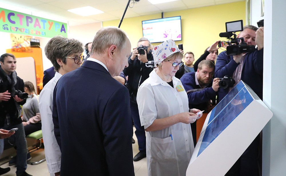 Владимир Путин посетил детскую поликлинику в городе Усман