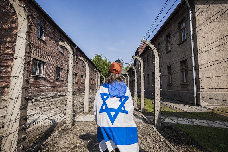 Участник Марша Жизни во время посещения конлагеря Освенцим