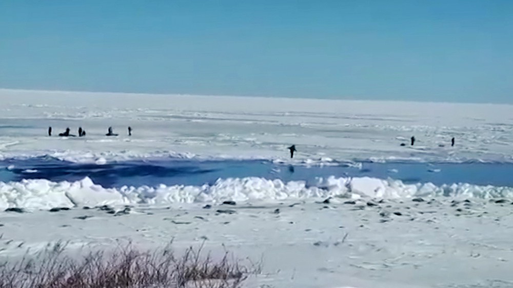 Спасение унесенных на льдине рыбаков  