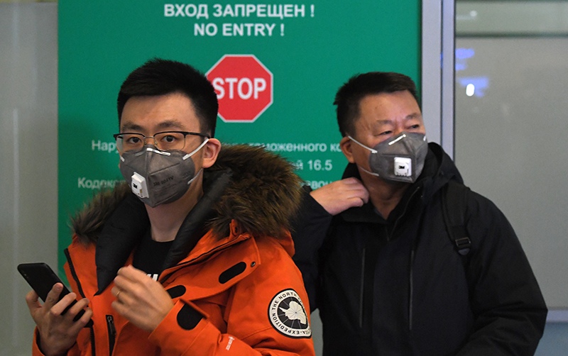 Пассажиры в защитных масках в аэропорту Шереметьево