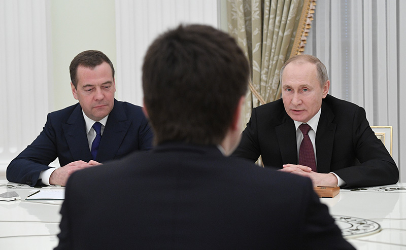 Владимир Путин проводит встречу с ушедшими в отставку членами правительства