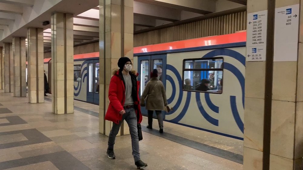 Пассажиры столичного метро в медицинских масках