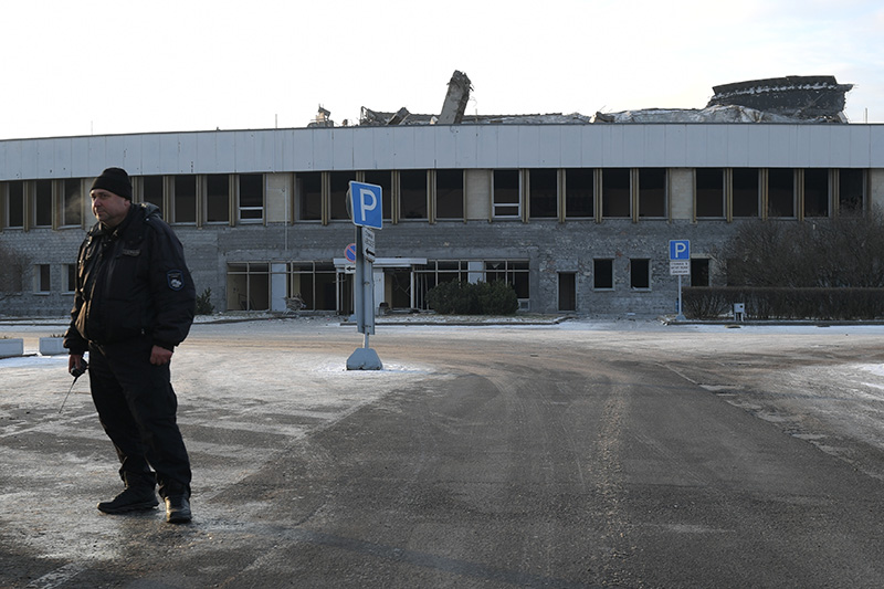 Сотрудник службы охранны у здания спортивно-концертного комплекса "Петербургский"