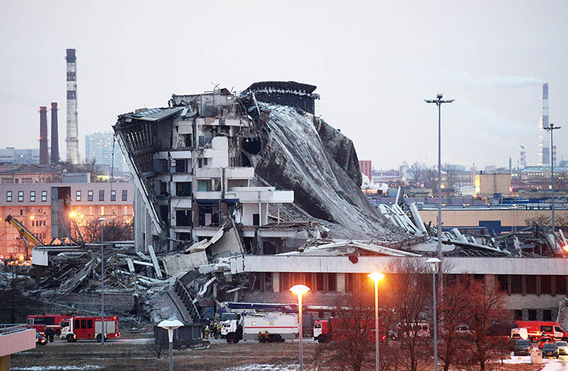 Обрушение крыши при демонтаже спортивно-концертного комплекса "Петербургский"