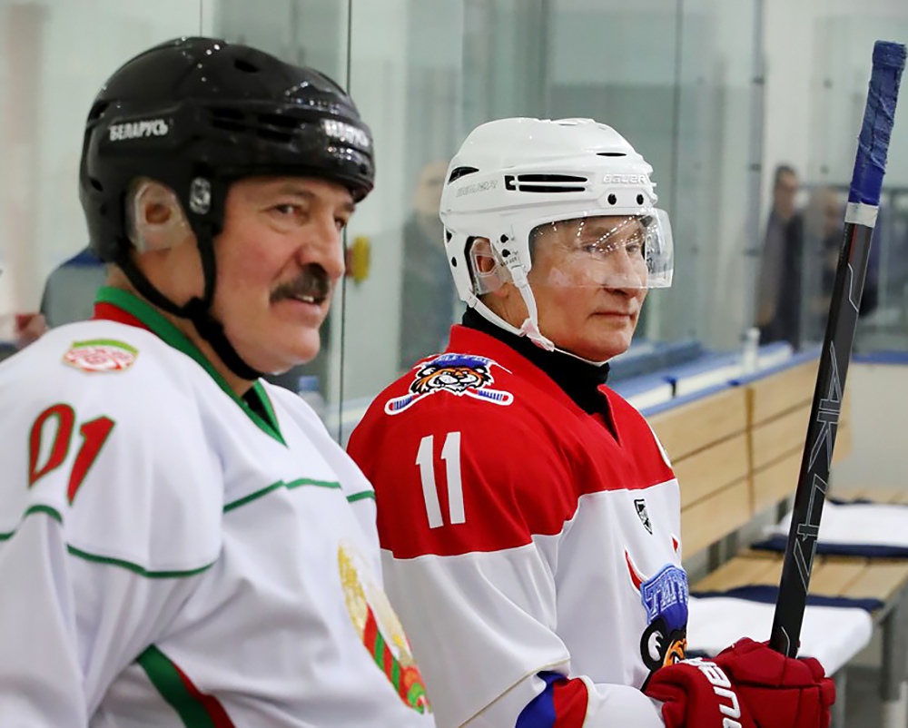 Владимир Путин и Александр Лукашенко приняли участие в товарищеском хоккейном матче