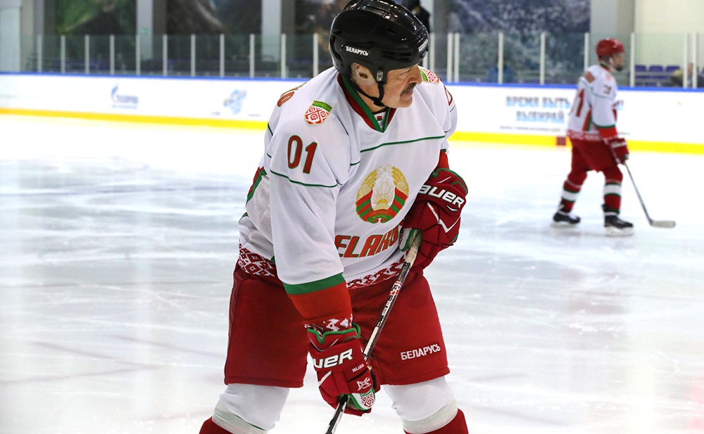 Александр Лукашенко принял участие в товарищеском хоккейном матче