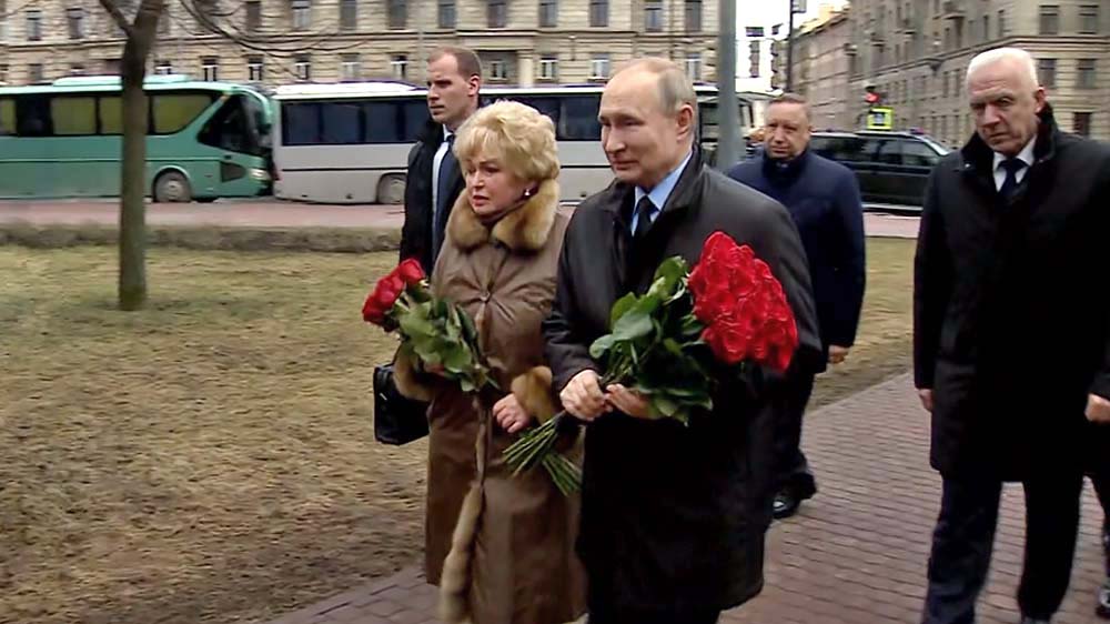 Владимир Путин на церемонии возложения цветов к памятнику Анатолию Собчаку