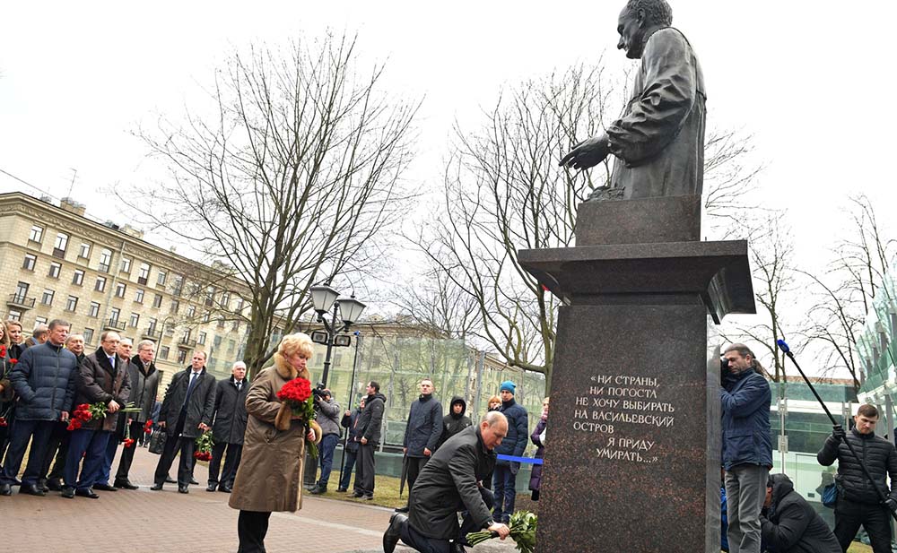 Владимир Путин возложил цветы к памятнику Анатолию Собчаку